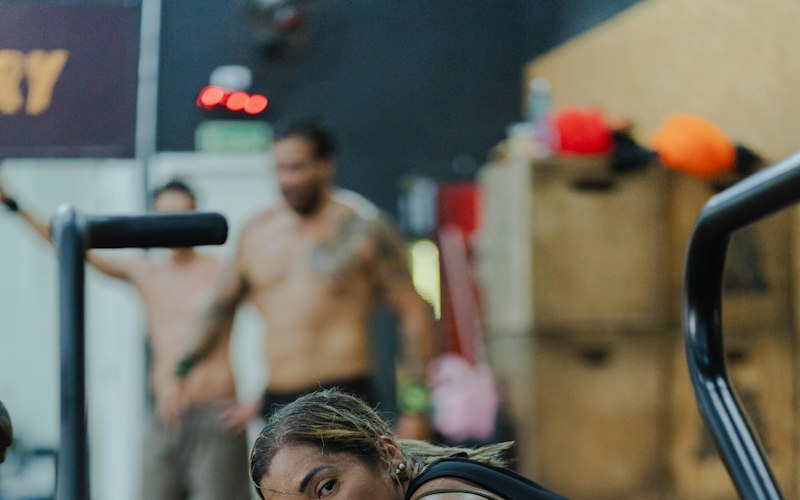 Woman resting between sets during a structured strength training session